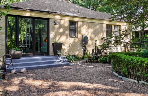 Hyde Park House | WFH in Central Austin! Parking + Patio + King Bed