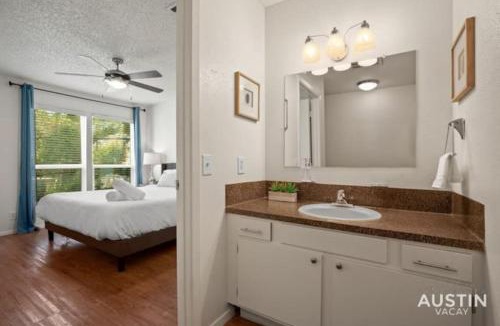 Clarksville Apartment | WFH in Relaxing Clarksville Townhome with Parking
