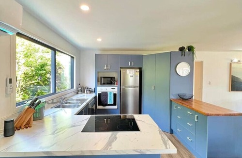 Raglan House | WHALE BAY`S SURF MECA