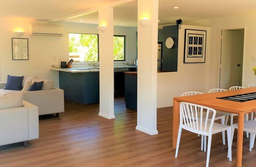 Raglan House | WHALE BAY`S SURF MECA