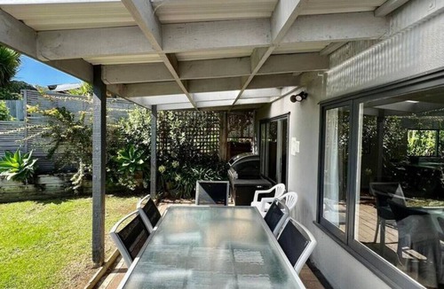 Raglan House | WHALE BAY`S SURF MECA