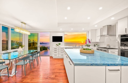 La Jolla Shores Apartment | Whale Watch Paradise