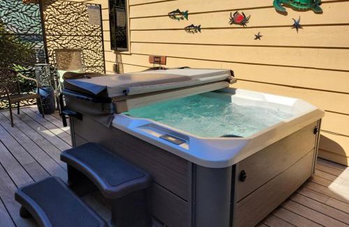 Bells Beach House | Whale Watching & Mtn ViewsHot TubCovered Deck