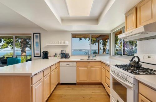 Bells Beach House | Whale Watching & Mtn ViewsHot TubCovered Deck