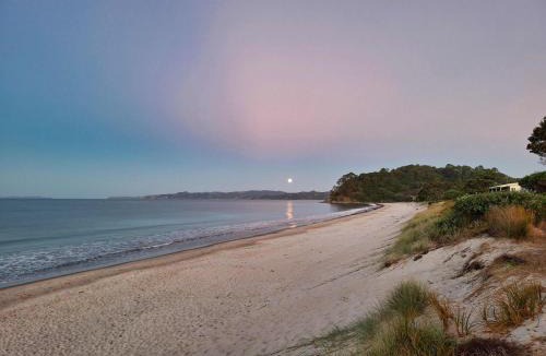 Whangapoua House | Whangapoua Family Bach - 100m from the beach!