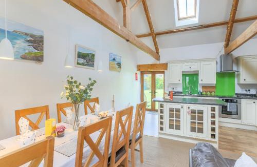 Tresmeer House | What A Beauty - Thr