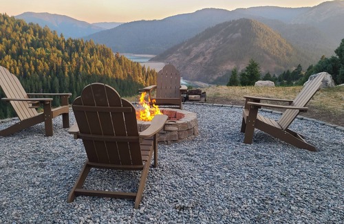 Palisades Cabin | "What A View" Cozy Cabin!