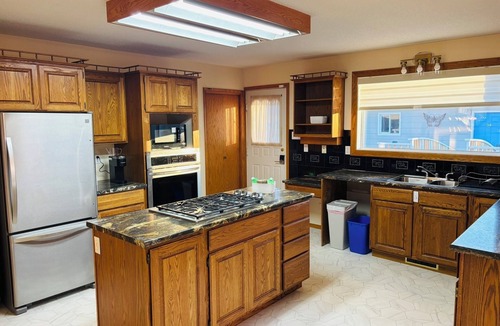 Brandon House | Wheat City Getaway, accommodates 6!
