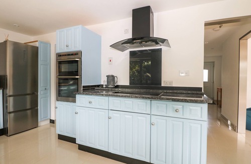 South Hayling Cottage | WHEATLANDS, pet friendly, country holiday cottage in Hayling Island