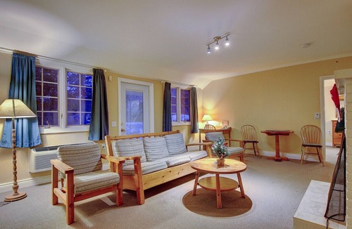 Sutton Ski Chalet | Wheelchair accessible Relaxing cozy Chalet (Leacock)