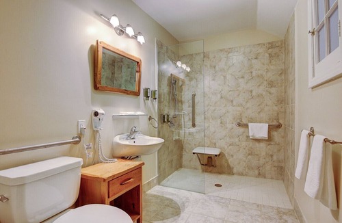 Sutton Ski Chalet | Wheelchair accessible Relaxing cozy Chalet (Leacock)