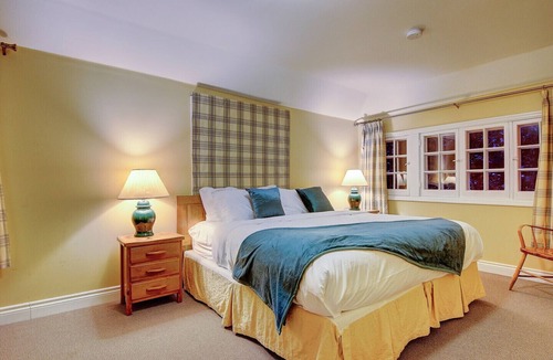 Sutton Ski Chalet | Wheelchair accessible Relaxing cozy Chalet (Leacock)