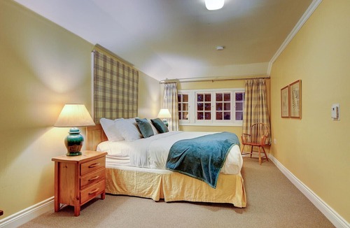 Sutton Ski Chalet | Wheelchair accessible Relaxing cozy Chalet (Leacock)