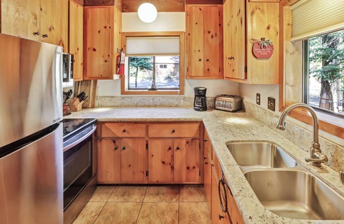 Sunnyside House | Wheelehan House-4 bedroom, 2 bath, Walk to Tahoe Park HOA Beach