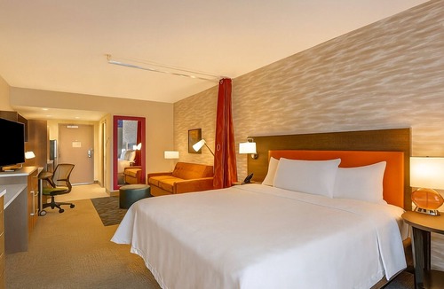 Florida Central Atlantic Coast Hotel | Where Comfort Meets Luxury! Swimming Pool, Kitchenette, Pets Allowed!