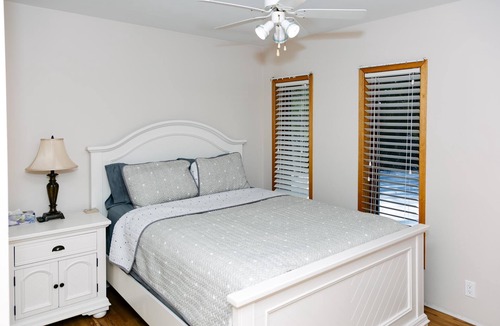 Carnarvon Cottage | Where Serenity Meets Adventure in Haliburton's Hidden Gem!