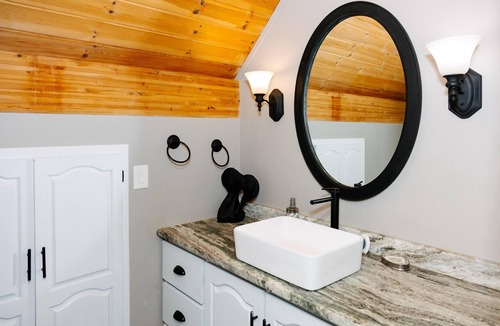 Carnarvon Cottage | Where Serenity Meets Adventure in Haliburton's Hidden Gem!