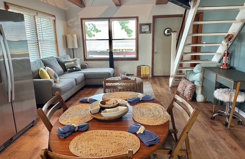 South Butler House | Where the Road Ends, Adventure Begins-Sunset Views&Kayaks at a Boat-Only Hideout