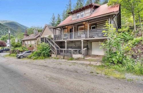 Kellogg House | Where We Roam Log Cabin with Mountain Views