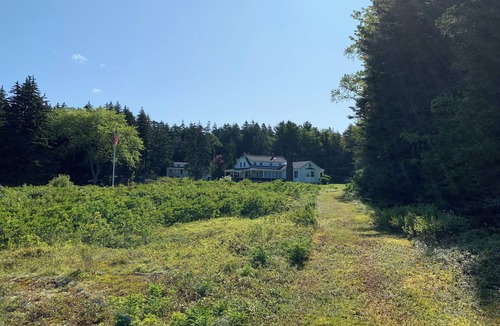 Tenants Harbor Apartment | Where Woods Meet Water: A Coastal Maine Hideaway
