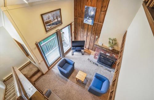Killington House | Whiffletree E8 3-Bedroom Condo with Ski Access, Shuttle, and Fireplace