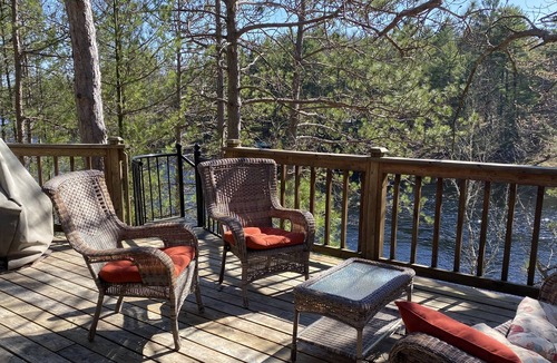 Georgian Bay Cottage | Whimsical lakefront cottage on Go Home Lake (BOAT ACCESS)