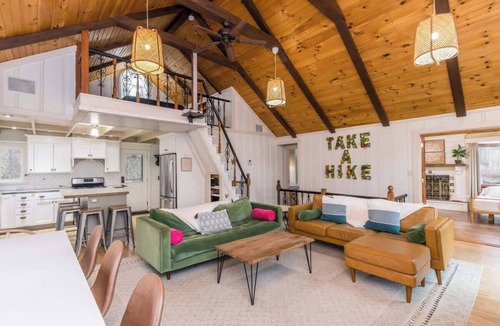 South Bloomingville Cabin | Whimsical Cabin! Hottub, Arcade, Treehouse