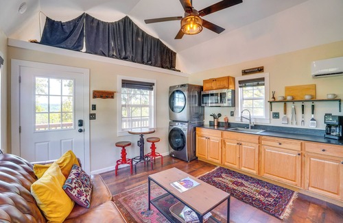 Brownwood Cabin | Whimsical Cabin w/Grill < 4 Mi to Lake Brownwood!