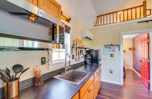Brownwood Cabin | Whimsical Cabin w/Grill < 4 Mi to Lake Brownwood!