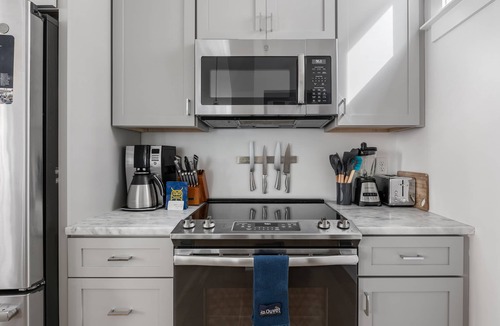 Cannonborough Elliotborough Apartment | Whimsical Historic Retreat! | Globetrotter Suite C
