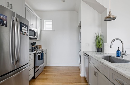 Cannonborough Elliotborough Apartment | Whimsical Historic Retreat! | Globetrotter Suite C