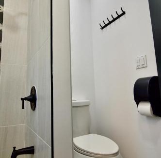 Niagara Falls House | Whirlpool by the Niagara River Free Wifi & Parking