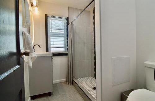 Niagara Falls House | Whirlpool by the Niagara River Free Wifi & Parking