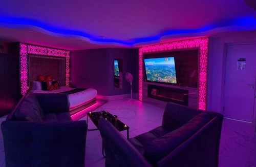 Bradford Apartment | Whirlpool Spa Bath Apartment 13