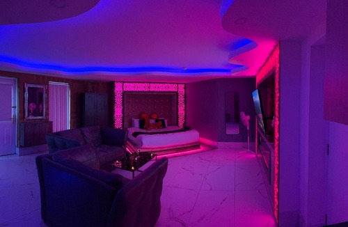 Bradford Apartment | Whirlpool Spa Bath Apartment 13