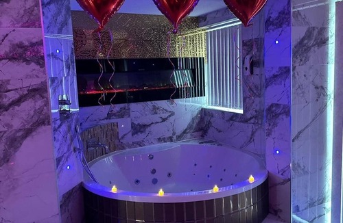 Bradford Apartment | Whirlpool Spa Bath Apartment 13