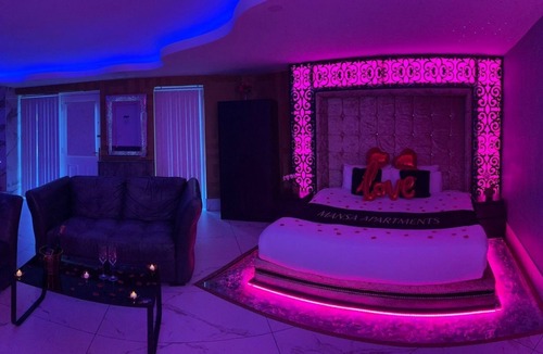 Bradford Apartment | Whirlpool Spa Bath Apartment 13