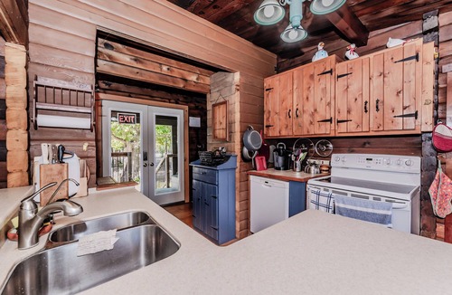 Colpoys Bay Cottage | Whisk You Away | POOL | 4-Season | 35mins to GROTTO