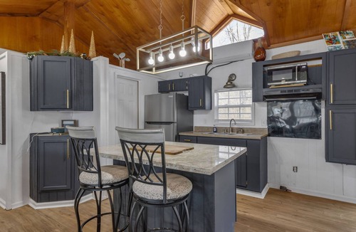 Lottie House | Whiskey Bay Hideaway Your Riverside Escape