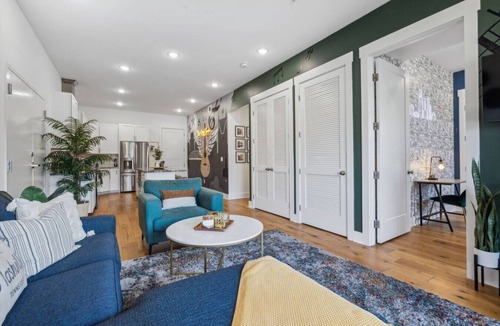 Inglewood Condo | Whiskey Town, Two Condos, Great for Groups - Sleeps 20!