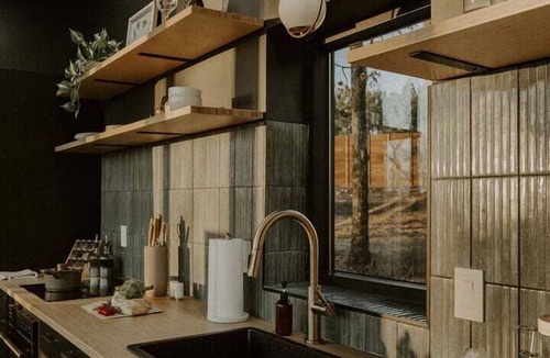 Octavia House | Whisper Mountain Glass House! Steam Shower-Couples Tubs-Bidet-Panoramic Views