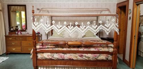 Cooperstown Bed & Breakfast | Whisperin' Pines Chalet