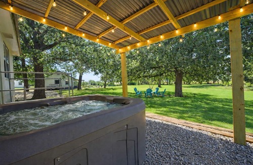 Madill Cabin | Whispering Oak Cabin- LAKEFRONT getaway with a Jacuzzi in Texoma Shores Resort