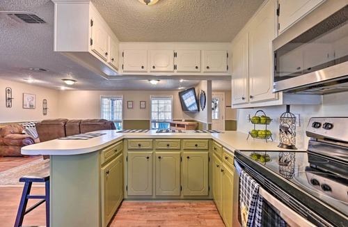 Broken Bow Cottage | 'Whispering Oaks' Broken Bow Cottage Near Hiking!