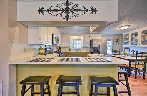 Broken Bow Cottage | 'Whispering Oaks' Broken Bow Cottage Near Hiking!