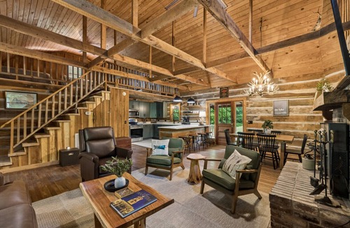 Lynchburg Cabin | Whispering Oaks Lake Cabin-90 Acre Private Retreat w Lake Access