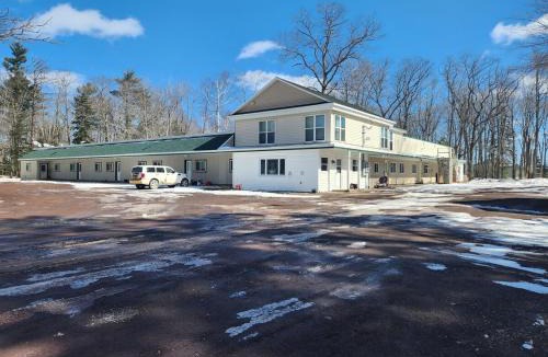 Laurium Apartment | Whispering Pines #7