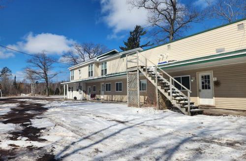 Laurium Apartment | Whispering Pines #7