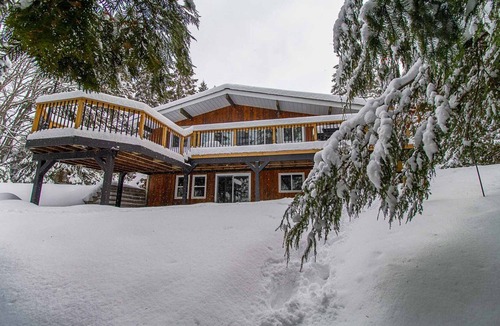 Algonquin Highlands Cottage | Whispering Pines-Unlimited Wi-Fi, Gym Equipment, Pet-friendly