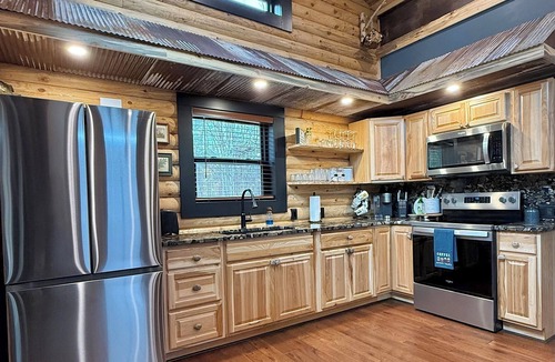 Elmira Cabin | Whispering Pines Cabin - Rustic Escape + Hot tub